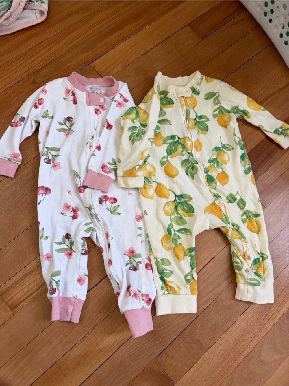 Burt's Bees Pink Floral & Yellow Lemon Foot-less Set